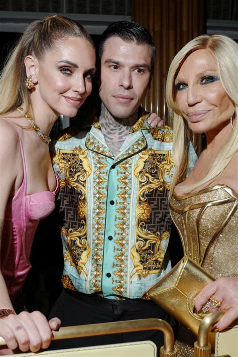 fedez e chiara f versace|Fedez dribbla i cronisti alla sfilata di Donatella Versace: “Non .